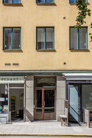 Entreport till flerbostadshus i ljus puts