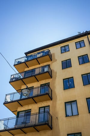 Balkonger på flerbostadshus i ljus puts