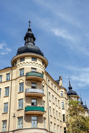 Äldre flerbostadshus med torn och balkonger 