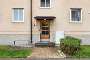 Entreport till flerbostadshus i ljus puts