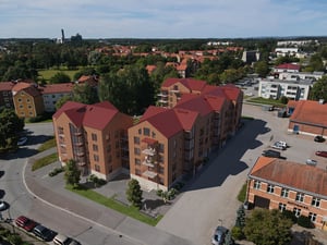 Flygfoto över illustration av flerbostadshus med röda tak i ett bostadsområde