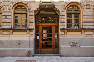 Entreport till äldre flerbostadshus med murade detaljer i fasaden