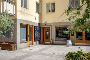Entre till lokal i flerbostadshus