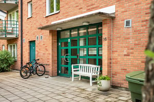 Entreport till flerbostadshus i tegel 