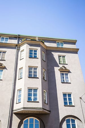 Burspråk i fasad till hyresrättsfastighet