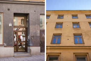 Entré till bostadshus med fasad och flera fönster, sett från gatan