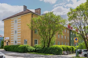 Hyresrättsfastighet med grönska kring huset