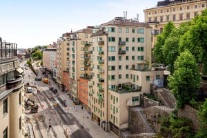 Hyresrättsfastigheter i olika nivåer längs lokalgata