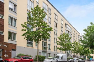 Hyresrättsfastighet med bilar utanför på gatan