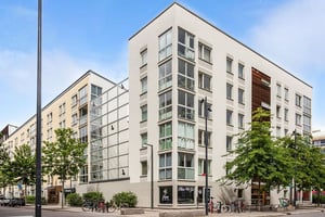 Hyresrättsfastighet med träd framför fasaden ut mot gatan