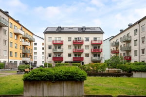 Innergård med grönska med kringliggande fastigheter med balkonger