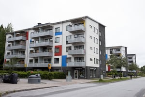 Hyresrättsfastighet med balkonger längs lokalgata
