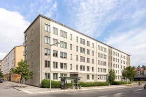 Hyresrättsfastighet längs med lokalgata