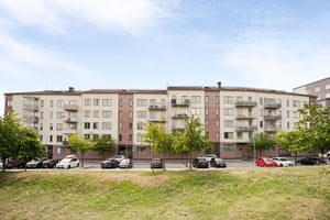 Hyresrättsfastighet med parkering och grönomåde