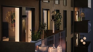 Lägenhet med balkong, krukväxter och varma ljus i ett flerbostadshus