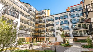 Inflyttningsklara lägenheter med grön innergård och balkonger i flerbostadshus