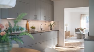 Lägenhet med modernt kök och ljus vardagsrumsdel