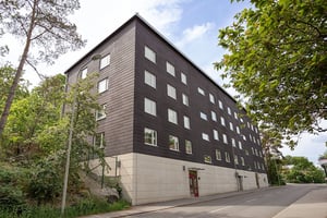 Hyresrättsfastighet med entréer ut mot gatan