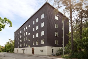 Hyresrättsfastighet med entréer ut mot gatan
