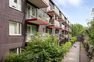 Hyresrättshus med balkonger och uteplatser med grönska