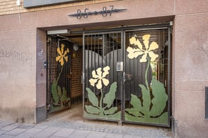 Entreport med målade gullvivor på grindarna