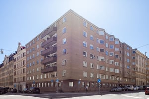 Hyresrättsfastighet i hörnet av gata