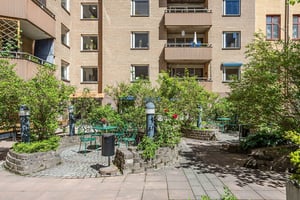 Innergård med grönska och sittplatser