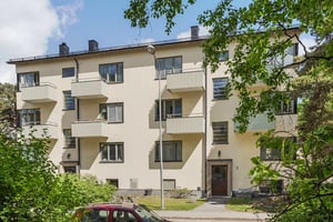 Hyresrättsfastighet med balkonger ut mot lokalgata