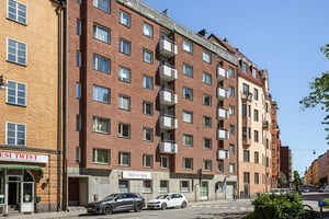 Hyresrättsfastighet med balkonger ut mot lokalgata