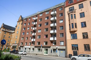 Hyresrättsfastighet med balkonger ut mot lokalgata