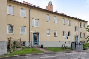 Hyresrättsfastighet längs lokalgata