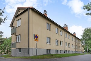 Hyresrättsfastighet längs lokalgata
