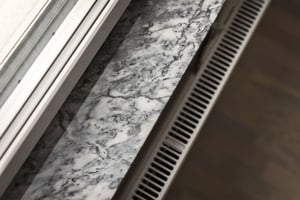 Fönsterbräda i marmormönster med ventilationsgaller intill