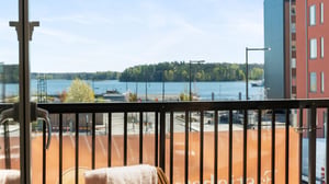 Balkong och sjöutsikt i modern bostadsmiljö