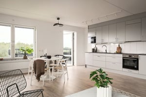 Inflyttningsklar lägenhet med öppen planlösning, kök och matplats