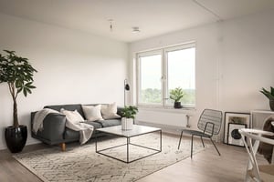 Vardagsrum med grå soffa, soffbord, matta och stora fönster