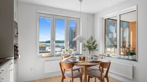 Inflyttningsklar lägenhet med ljus matplats, stora fönster och utsikt mot vatten