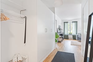 Kv. Kornknarren visningslägenhet 59 kvm, entre, hall in mot vardagsrum