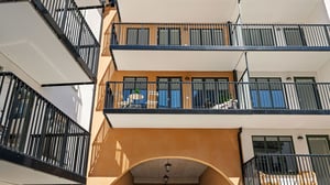 Flerbostadshus med moderna balkonger och fasad i varma färger