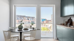 Inflyttningsklar lägenhet med kök, matplats och utgång till uteplats