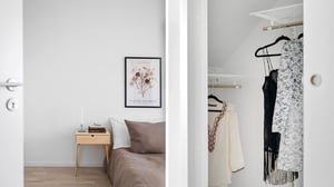 Inflyttningsklar lägenhet med sovrum och garderob med kläder