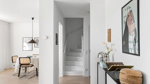 Inflyttningsklar lägenhet med ljus hall, trappa och matplats