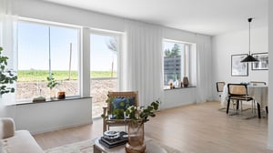 Inflyttningsklar lägenhet med ljusa golv, stora fönster och matplats