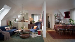Vardagsrum och matplats i öppen planlösning med blå soffa, fåtölj, matbord och färgstark inredning