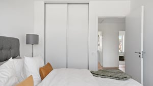 Inflyttningsklar lägenhet med sovrum, garderober och ljusa väggar. Helt inredd bostad med modern planlösning