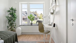 Inflyttningsklar lägenhet med ljust rum, skrivbord vid fönster och modern inredning