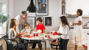 Familj förbereder middag