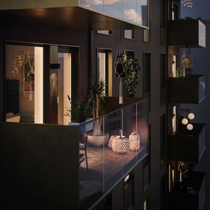 Inflyttningsklar lägenhet med balkong och växter i en modern bostadsbyggnad