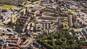 Flygvy över Västerås med bostadshus, kontorsbyggnader, vägar och en stor park