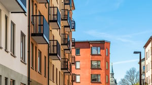 Flerfamiljshus med färgglada fasader och balkonger i bostadsområde